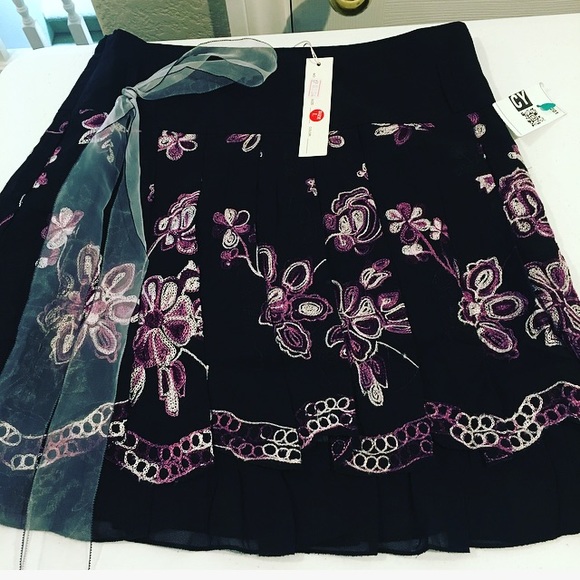 NWT🌸Mingle Pleated Black Skirt W/Embriodery Small - Picture 2 of 8